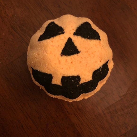 Halloween candy corn scented pumpkin bath bombs 🎃 - Picture 2 of 4